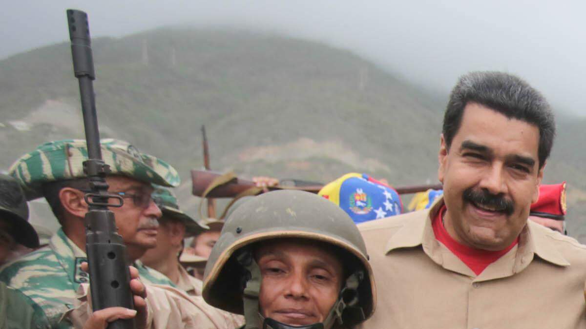 El presidente venezolano, Nicolás Maduro (2i), participa en un acto de Gobierno en el marco de ejercicios militares este 21 de mayo de 2016, en el estado Vargas (Venezuela). 