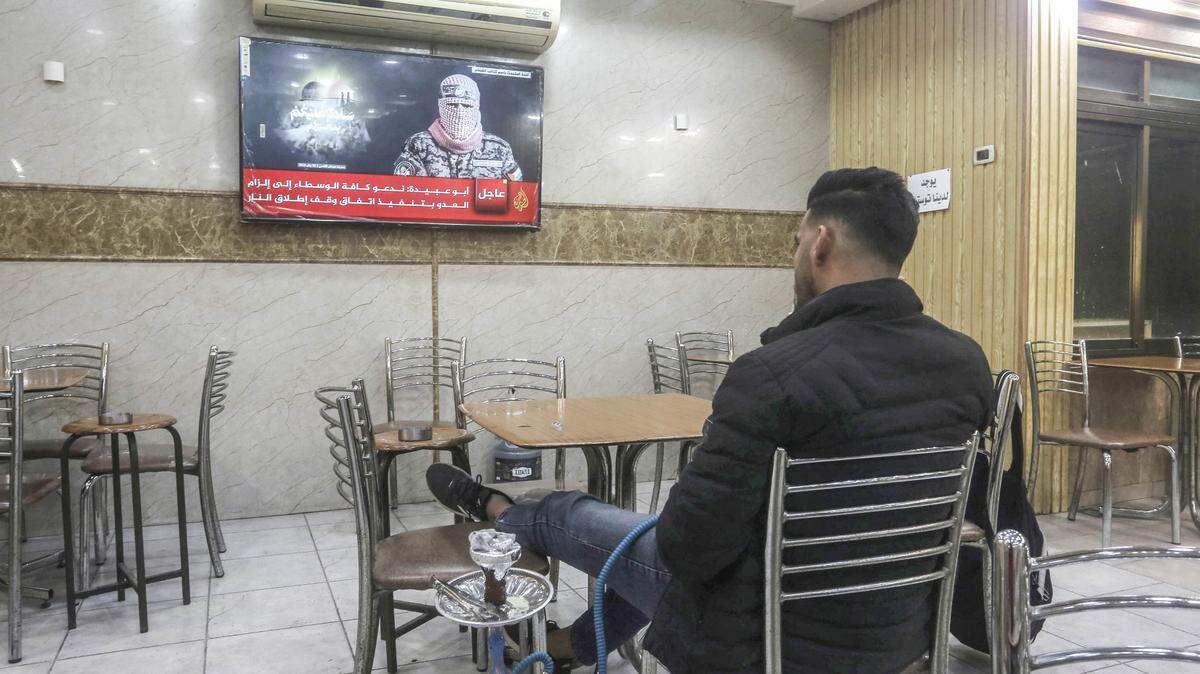 Un palestino mira un discurso de Abu Obeida, portavoz de las Brigadas Ezedin al Qasam, el brazo armado del movimiento palestino Hamás, en la ciudad de Nablus, Cisjordania, el 19 de enero de 2025. Según fuentes israelíes, Obeida fue abatido en un ataque el domingo 31 de agosto de 2025.