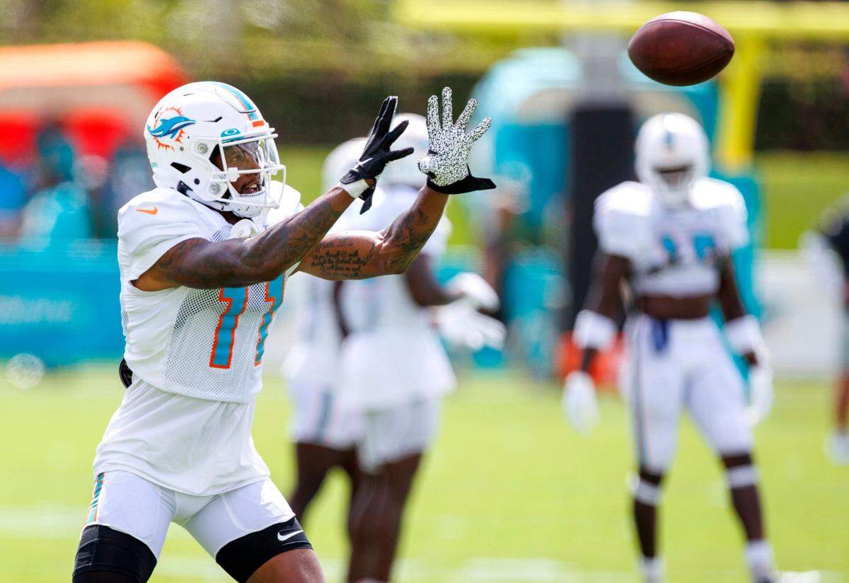 El wide receiver de los Dolphins Cedrick Wilson Jr. atrapa un pase durante una práctica celebrada el 2 de agosto de 2022 en el Baptist Health Training Complex en Miami Gardens, Florida.