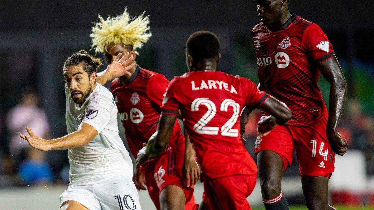 Rodolfo Pizarro, autor de dos goles del Inter Miami, escapa de la marca de la zaga del Toronto en el DRV PNK Stadium en Fort Lauderdale, el sábado 21 de agosto de 2021.