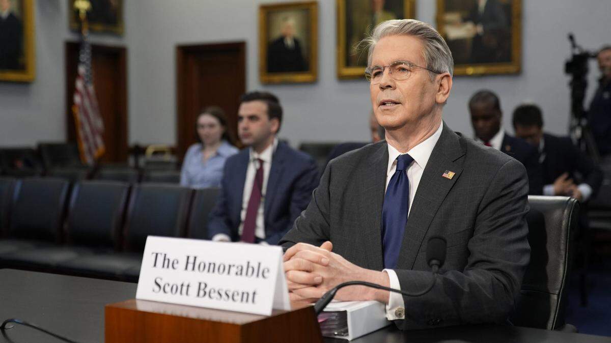 Scott Bessent, secretario del Tesoro, testifica ante el Subcomité de Servicios Financieros y Gobierno General del Comité de Asignaciones de la Cámara de Representantes en Washington, D.C., el 6 de mayo de 2025. Bessent, dijo este domingo que los aranceles al acero impuesto por la administración de Donald Trump tendrán un “impacto significativo en la industria siderúrgica” al garantizar la estabilidad laboral de los trabajadores siderúrgicos estadounidenses.