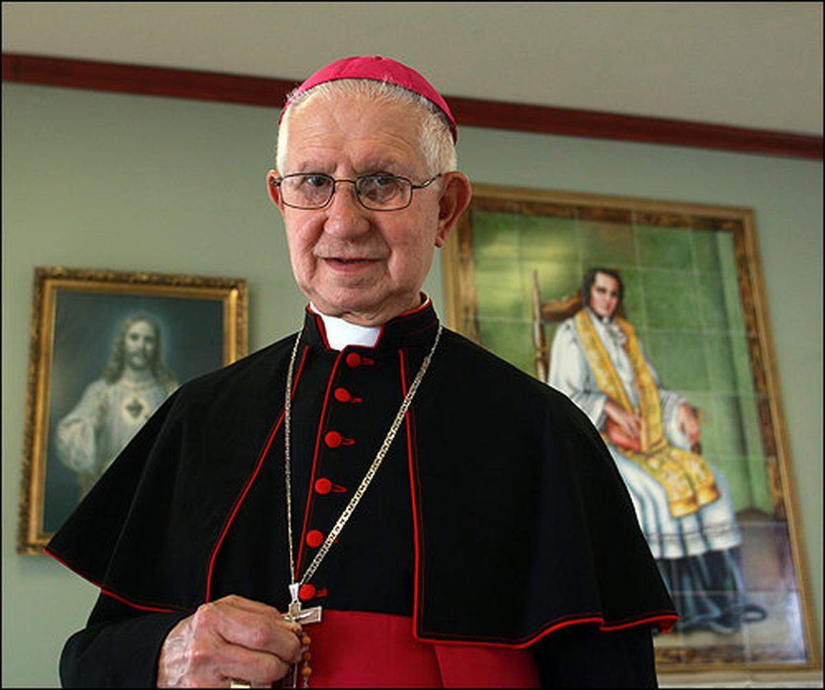 Agustín Román divulgó continuamente la vida, obra y pensamiento del Padre Félix Varela, cuyo retrato aparece a sus espaldas. Ambos, en sus faenas pastorales, aleccionaron y escudaron la fe.