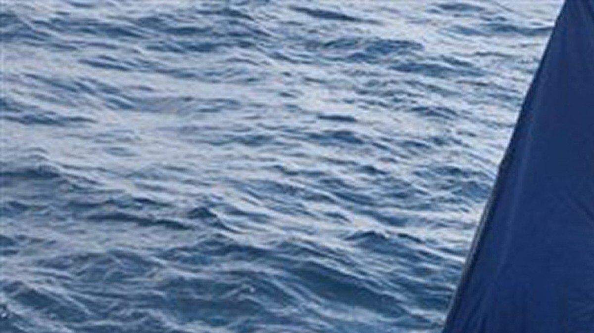 Foto de archivo. Una balsa con 24 emigrantes cubanos se desplaza por aguas en Key West, Florida, el 1 de enero de 2015. 
