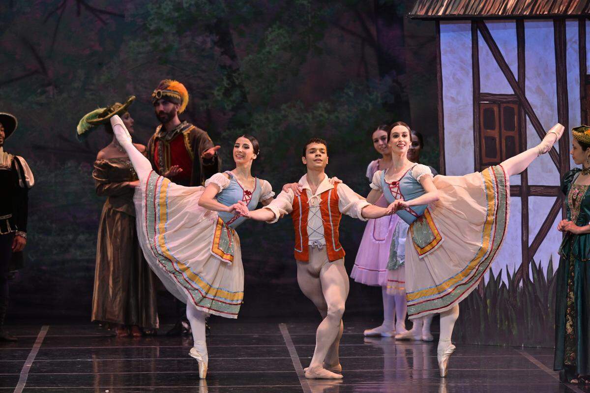 Los intérpretes del 'pas de trois' de los campesinos del primer acto de “Giselle”. De izquierda a derecha: Eleni Galas, Wilhelm Josué Gómez y Natalie Álvarez. 