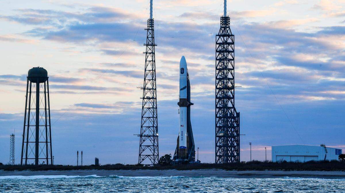 El cohete New Glenn de Blue Origin está preparado para su lanzamiento en el Complejo 36 de la Estación de la Fuerza Espacial de Cabo Cañaveral el viernes 10 de enero de 2025.