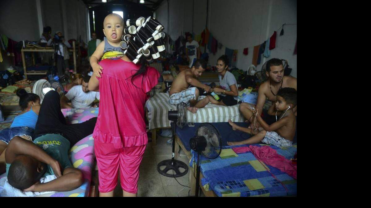 Migrantes cubanos descansan en un albergue temporal en el municipio de Turbo, en el departamento de Antioquia, Colombia, el 14 de junio del 2016. 