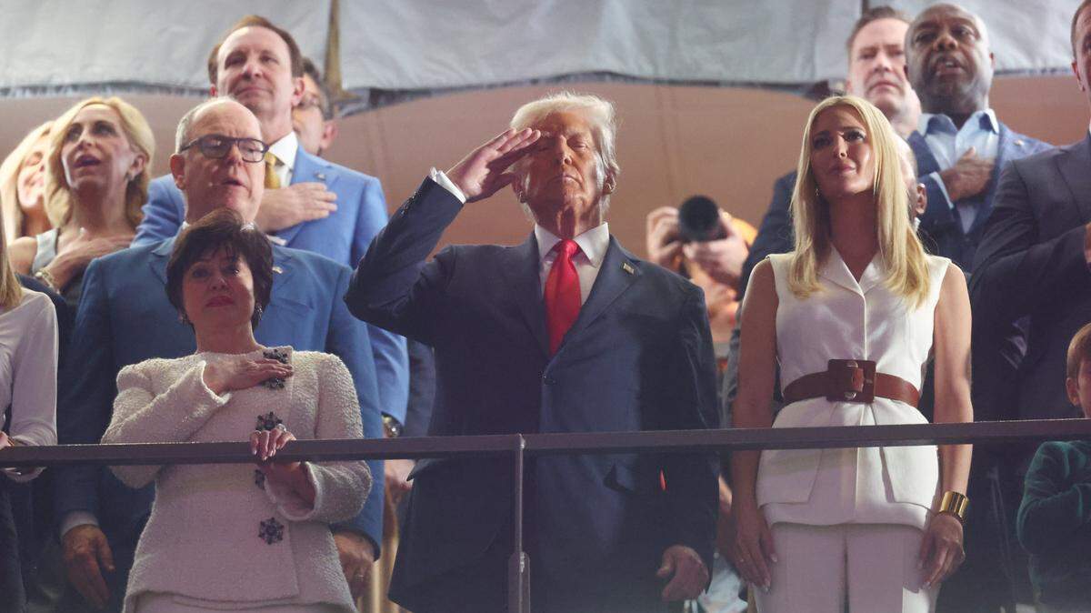 El presidente Donald Trump e Ivanka Trump reaccionan durante la interpretación del himno nacional en el Super Bowl LIX entre los Philadelphia Eagles y los Kansas City Chiefs en el Caesars Superdome el 9 de febrero de 2025 en Nueva Orleans.