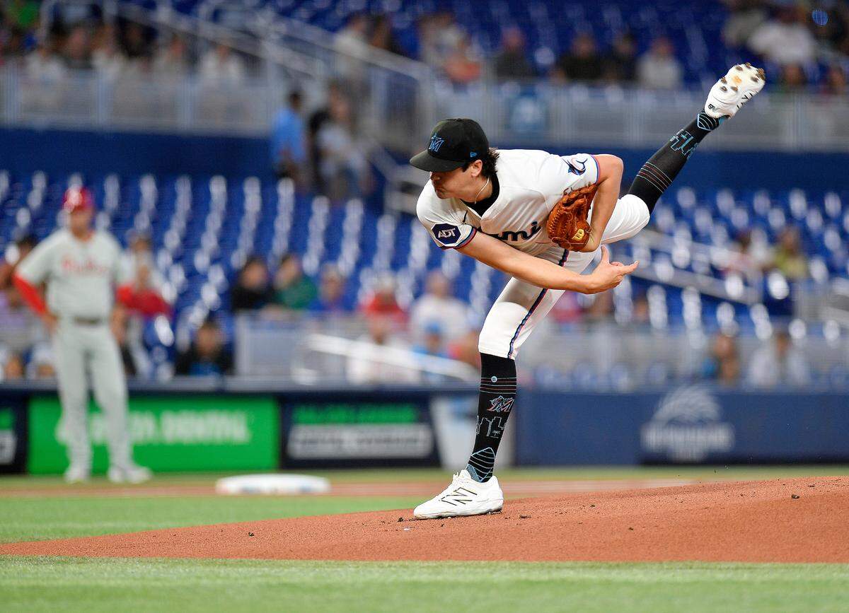 El abridor de los Marlins lanza en el primer inning del partido ante los Filis de Filadelfia, celebrado el 17 de junio de 2025 en Miami.