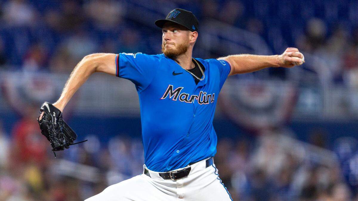 El abridor de los Marlins A.J. Puk lanza en el primer inning del partido ante los Angelinos de Los Angeles, celebrado el 3 de abril de 2024 en Miami.