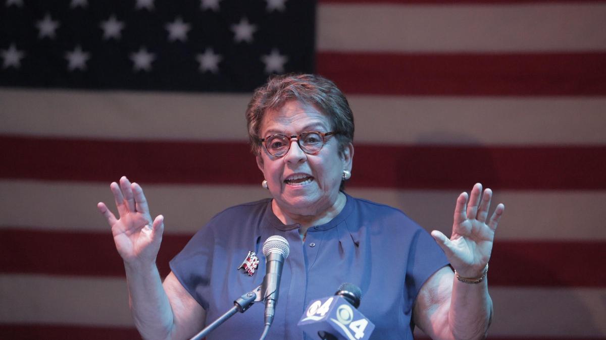 Donna Shalala habla a sus seguidores en Ball & Chain, en La Pequeña Habana, el 28 de agosto de 2018.