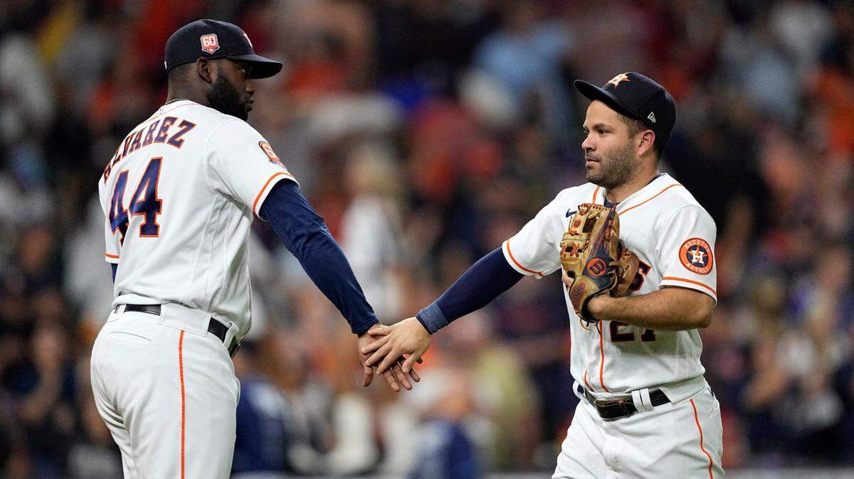 El cubano Yordan Álvarez (izq.) y el venezolano José Altuve son dos de las estrellas latinas que estarán en la postemporada de las Mayores.