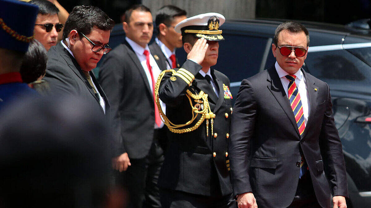 El presidente de Ecuador, Daniel Noboa (der.), llega a la Plaza de la Independencia para realizar una ofrenda floral junto al príncipe heredero de Abu Dabi, el jeque Khaled bin Mohamed bin Zayed Al Nahyan, durante una visita a Quito el 1 de marzo de 2026.