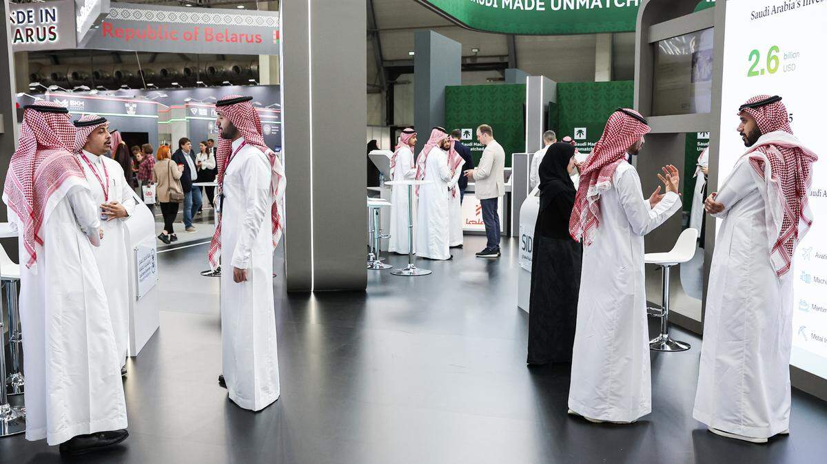 Un stand de exposición de Arabia Saudita en la feria industrial Innoprom 2025 en el Centro Internacional de Exposiciones Ekaterinburg Expo, el lunes 7 de julio de 2025, en Ekaterinburg, Rusia. Amnistía Internacional ha criticado al reino de Arabia Saudita por el uso excesivo e injusto de la pena de muerte. 