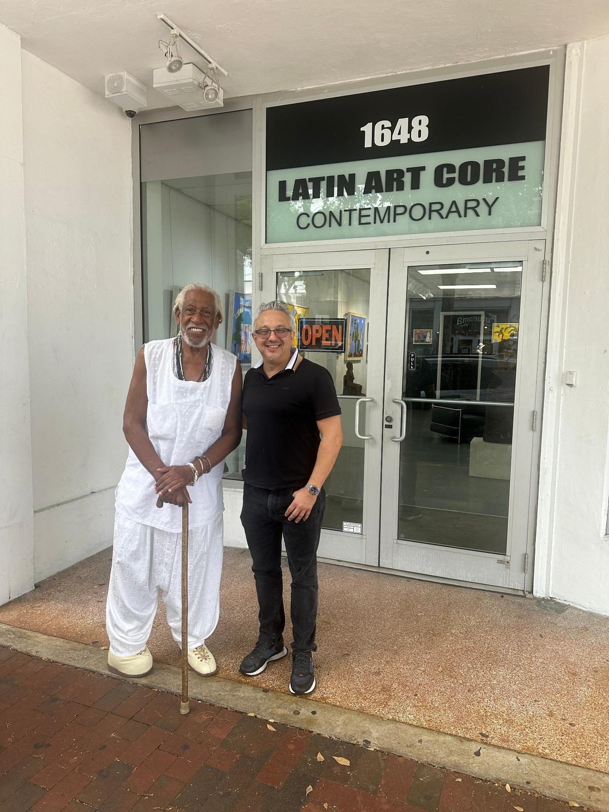 Israel&nbsp;Moleiro, Director Latin Art Core y Manuel Mendive en la entrada de Latin Art Core.