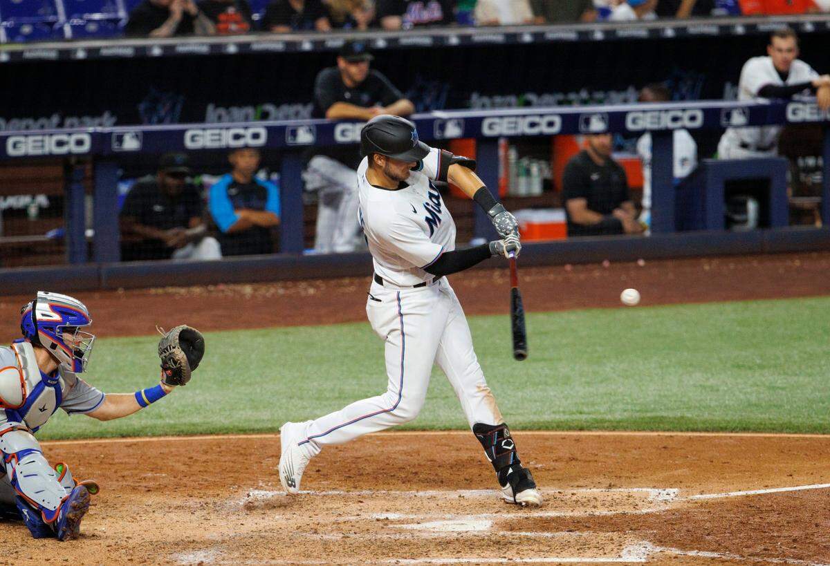 El tercera base de los Marlins Charles Leblanc batea un jonrón en el sexto inning del partido ante los Mets de Nueva York, celebrado el 31 de julio de 2022 en Miami.