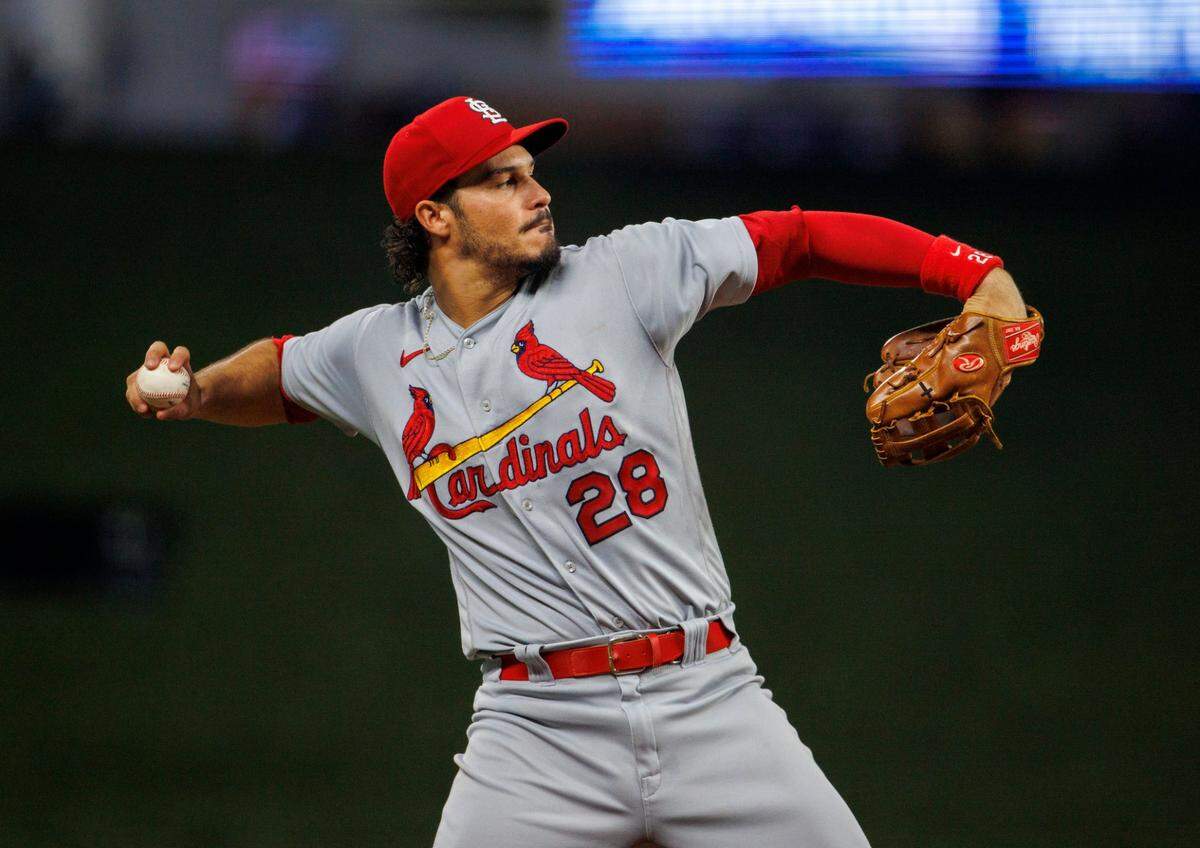 El tercera base de los Cardenales Nolan Arenado tira la pelota antes del comienzo del primer inning del partido ante los Marlins, el 19 de abril de 2022 en Miami.