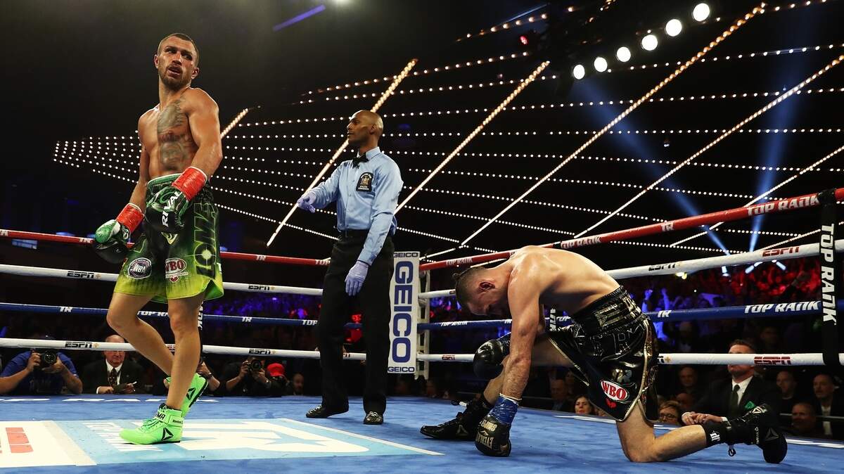 VASYL LOMACHENKO derriba a Jose Pedraza en el 11no asalto en ruta a una victoria en Nueva York, el 8 de diciembre de 2018.