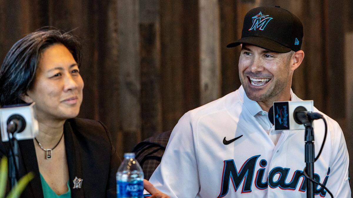 Skip Schumaker posa con la gerente general Kim Ng en su presentación oficial como nuevo manager de los Marlins, el 3 de noviembre de 2022 en Miami.