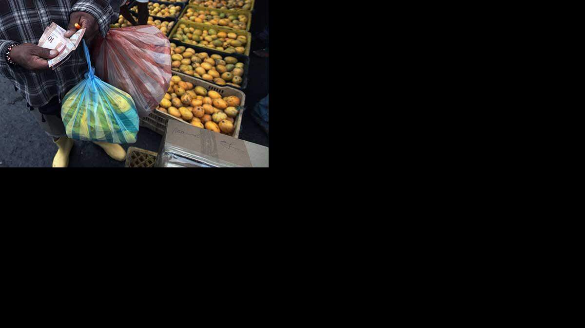 En Venezuela existe un control de cambio desde 2003 que deja en manos del Estado la compraventa exclusiva de los dólares a través de tres tipos de cambio.