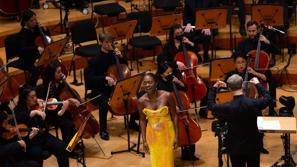 La soprano Jeanine De Bique, el director austríaco Christoph Koncz y la New World Symphony en el concierto inaugural de la temporada 2022-2023.