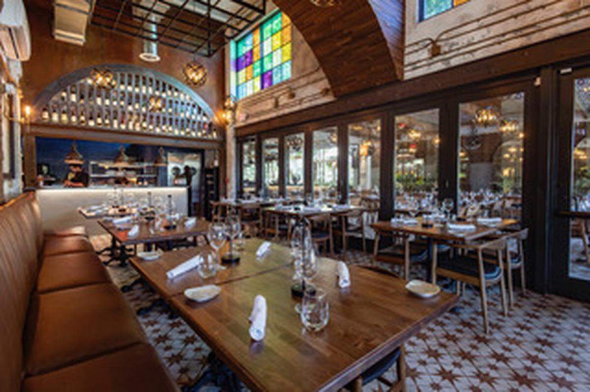 Casa Vigil Miami es el segundo establecimiento de la famosa bodega restaurante de Mendoza, Argentina. 