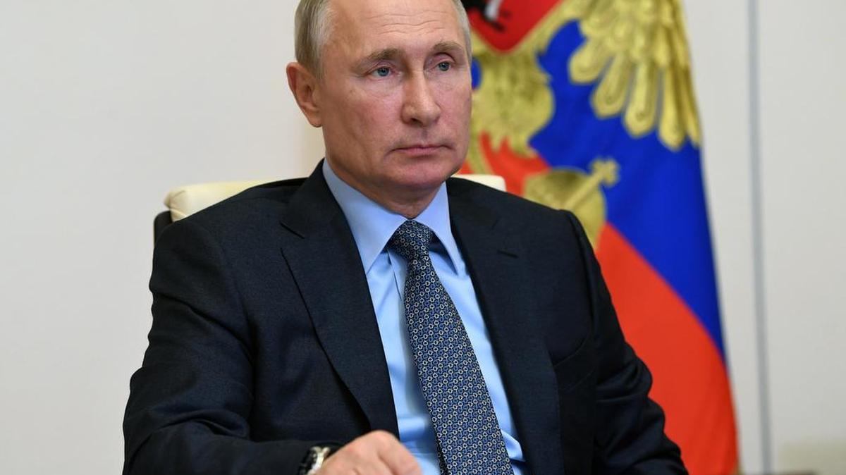 El presidente ruso, Vladimir Putin, asiste a una reunión por videoconferencia en la residencia Novo-Ogaryovo, en las afueras de Moscú, Rusia, el lunes 15 de junio de 2020. 