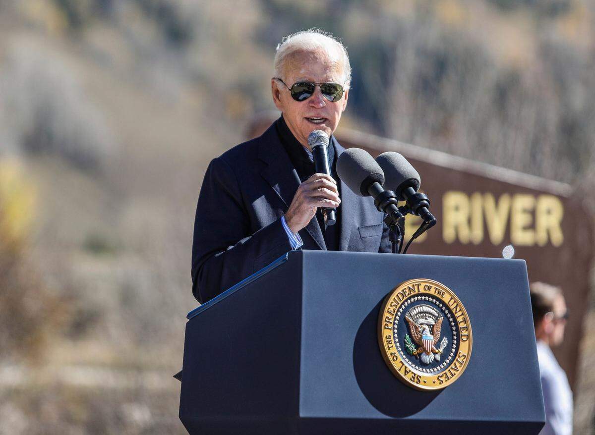 El presidente Joe Biden habla en el acto donde proclamó a Camp Hale, un sitio de entrenamiento de la era de la Segunda Guerra Mundial, en monumento nacional, el miércoles 12 de octubre de 2022, cerca de Leadville, Colorado.