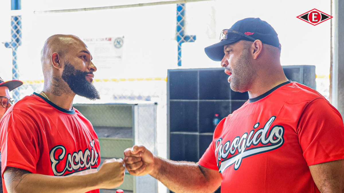 El extoletero de las Grandes Ligas Albert Pujols (der.) expresó este lunes que su meta como dirigente es ser tan exitoso como lo fue en su época de jugador, al estrenarse en su nuevo rol al frente del primer día de entrenamientos de los Leones del Escogido del béisbol profesional dominicano.