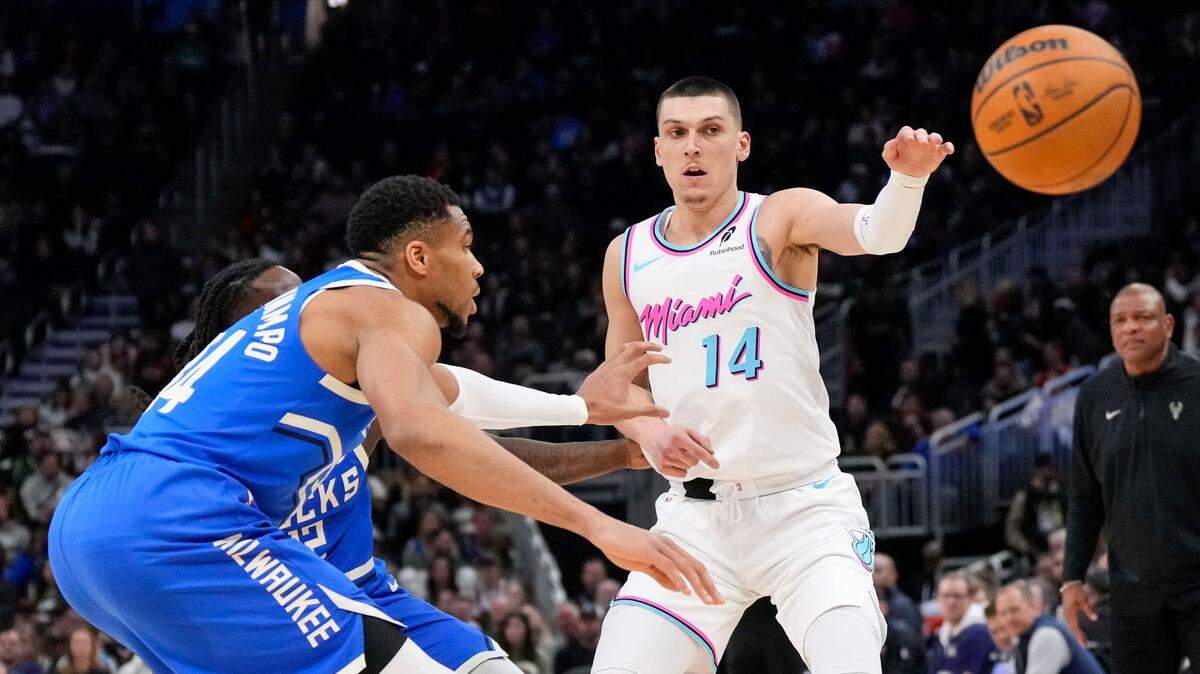 El jugador del Heat de Miami Tyler Herro (der.) pasa la pelota ante la marca de Giannis Antetokounmpo, de los Bucks, en el partido celebrado el 23 de febrero de 2025 en el Fiserv Forum de Milwaukee.