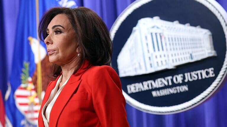 Trump estalla contra la fiscal que él nombró por retirar caso de supuesto vandalismo