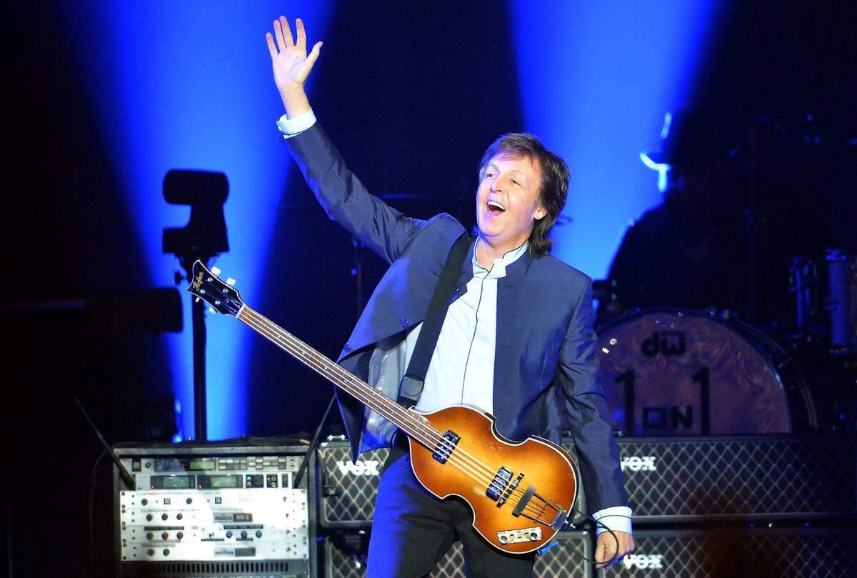 Ya octogenario, Paul se encarga de que el enloquecedor hechizo de los Beatles siga hoy en millones de corazones y que el tiempo se niegue a pasar por él.
