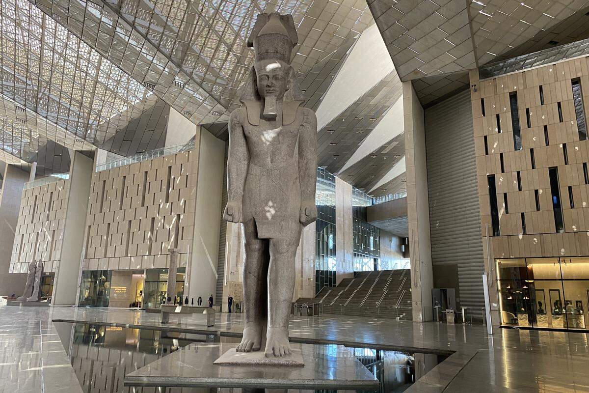 Hall de entrada del Gran Museo Egipcio. 