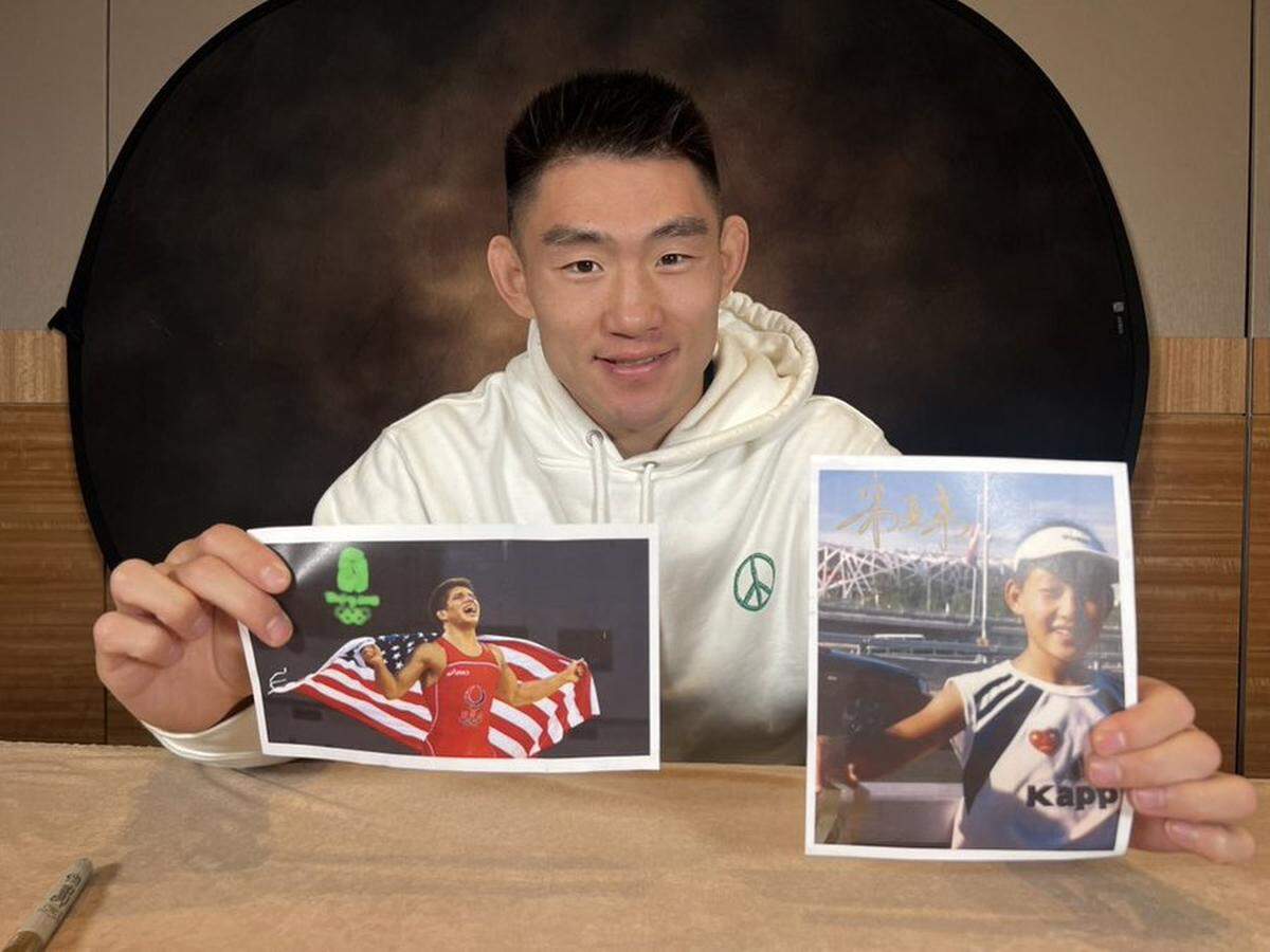 Song Yadong contó que estaba vendiendo souvenirs afuera del estadio en los Juegos Olímpicos de Beijing 2008 cuando Henry Cejudo conseguía su medalla de oro. Las vueltas de la vida: se van a enfrentar este sábado en Seattle.