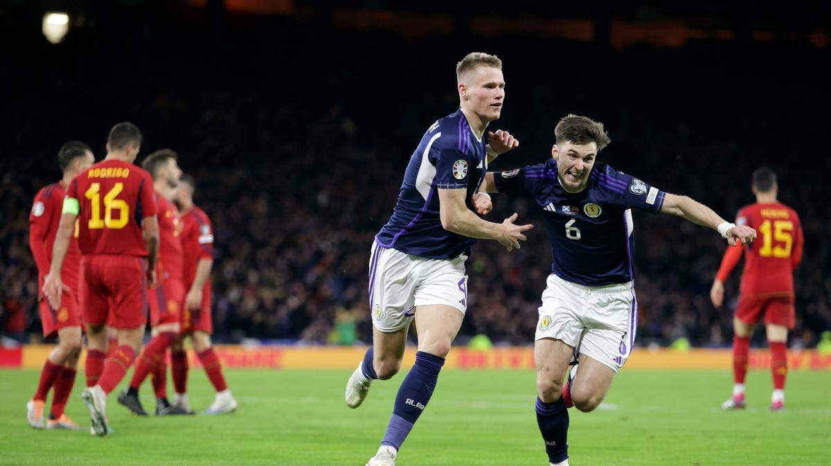 Scott McTominay (izq.) marcó los dos tantos con los que Escocia venció el martes sorpresivamente 2-0 a España en las eliminatorias para la Eurocopa de naciones.