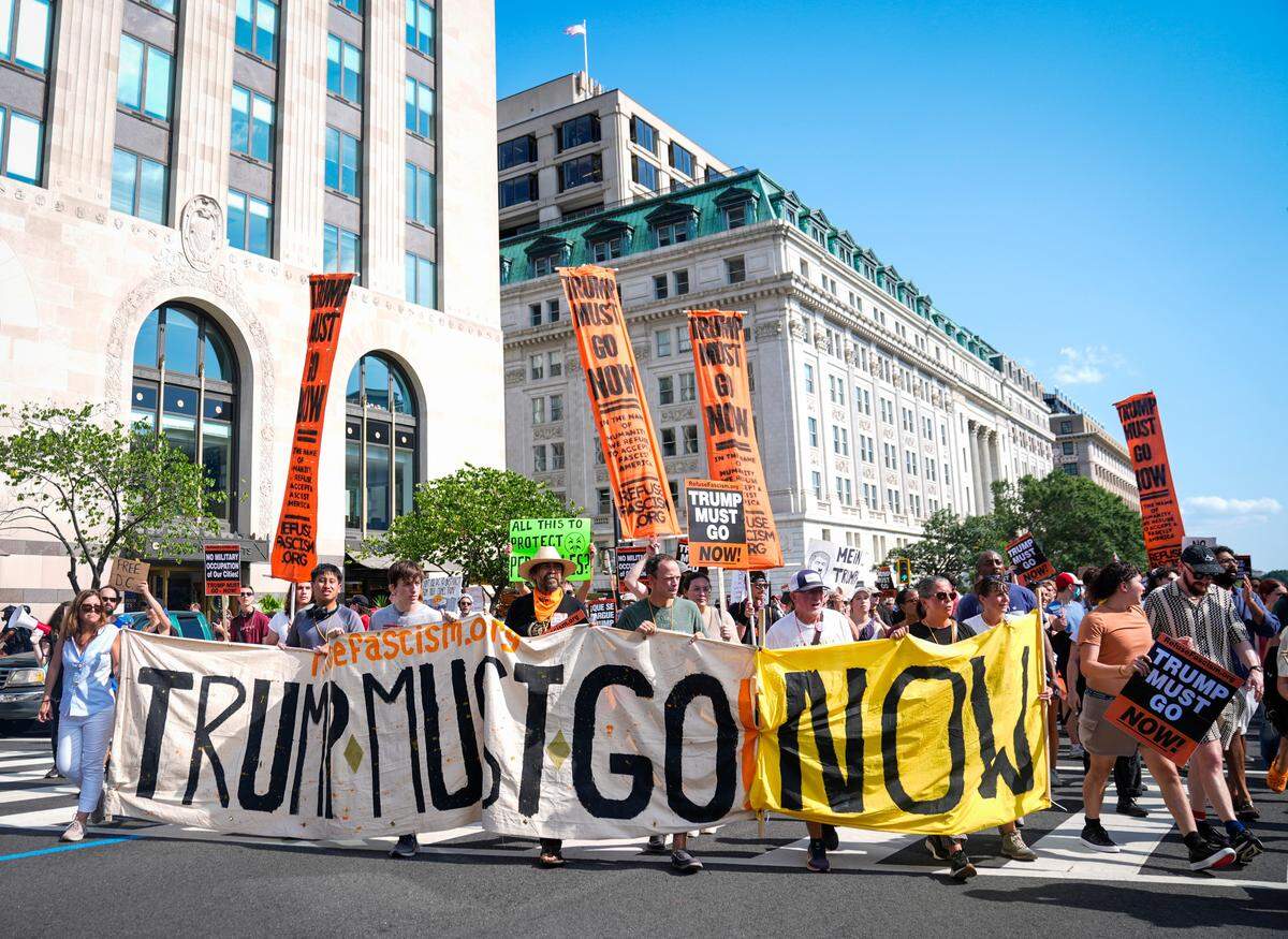 Los manifestantes marchan hacia la Casa Blanca en Washington, DC, el 16 de agosto de 2025.