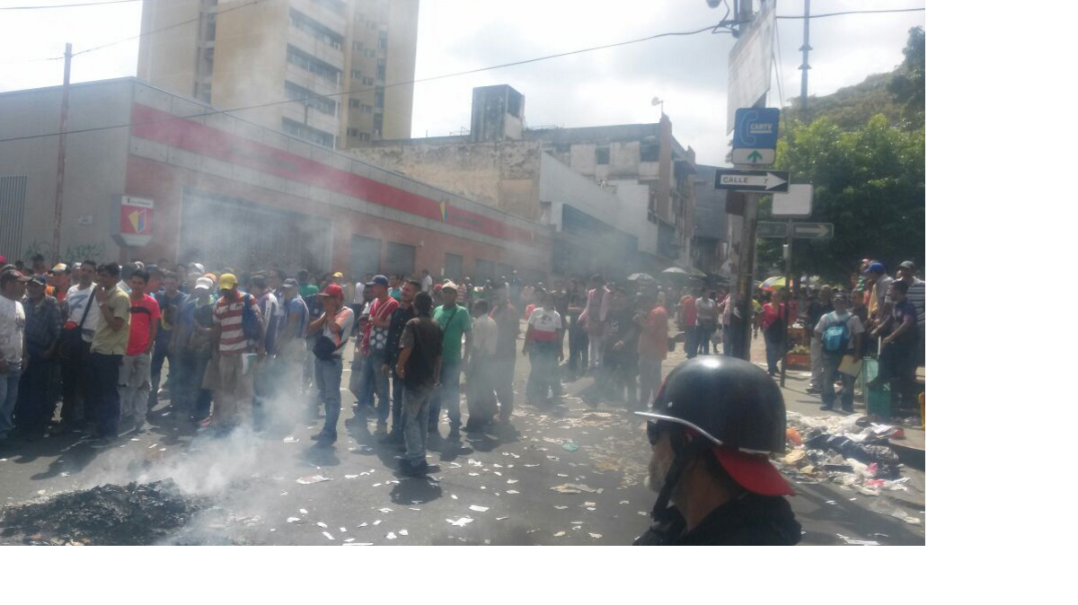 Protestas cerca de una sede del Banco de Venezuela el viernes en el centro de Valera, estado Trujillo. La imagen fue tuiteada por el Diario de Los Andes. 