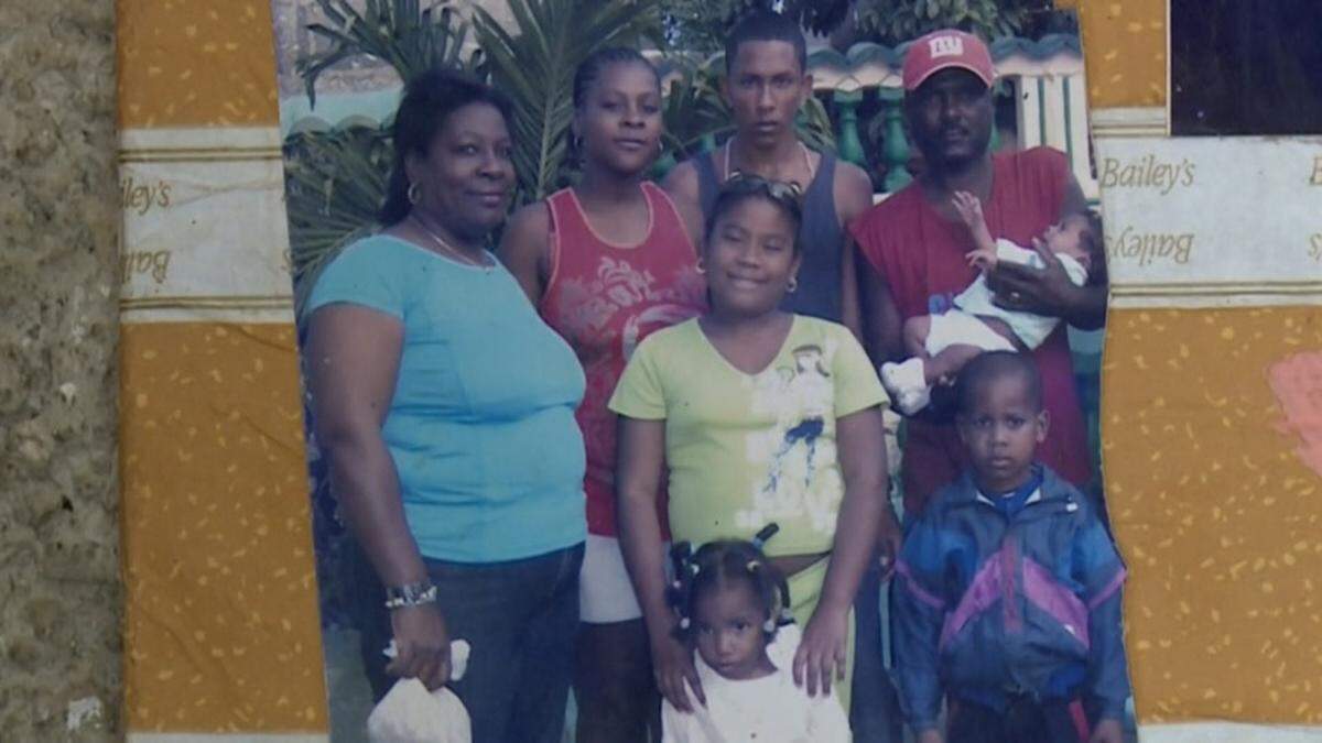 Una de las fotos que Osmara García, madre de Jonathan Jesús Álvarez (30 años), ha colocado en la pared de su casa en Cárdenas, Cuba. Su hijo desapareció en un naufragio y todavía no hay información de lo qué pasó.