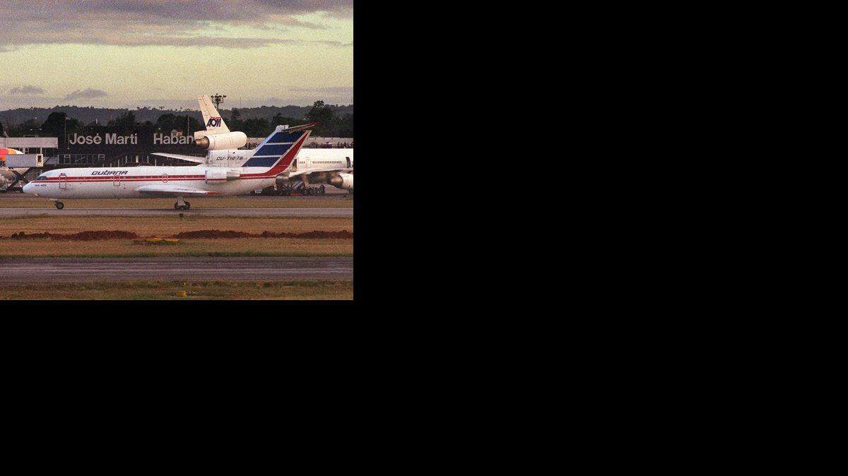 En esta foto de archivo una nave de Cubana de Aviación llega al aeropuerto Internacional José Martí de La Habana.