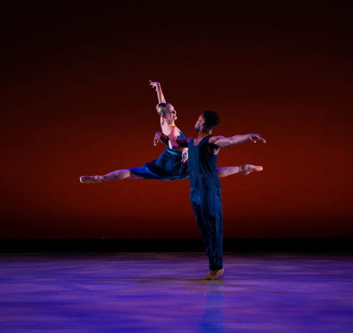 Skyler Lubin y Jared Kelly en “Umoja”, coreografía de Tiler Peck.