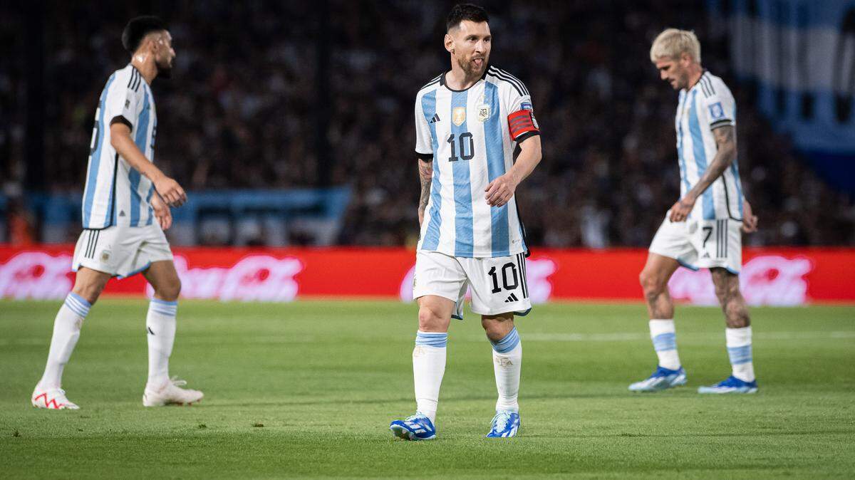 La Argentina de Lionel Messi lidera con 12 puntos la clasificación, pero mira por el retrovisor a una Uruguay que tiene 10 y que le asestó su primera derrota en el torneo y le quitó un largo invicto en casa.