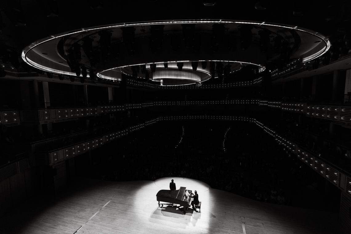 Juan Diego Flórez y Vincenzo Scalera (al piano), en el Knight Concert Hall del Arsht Center. 