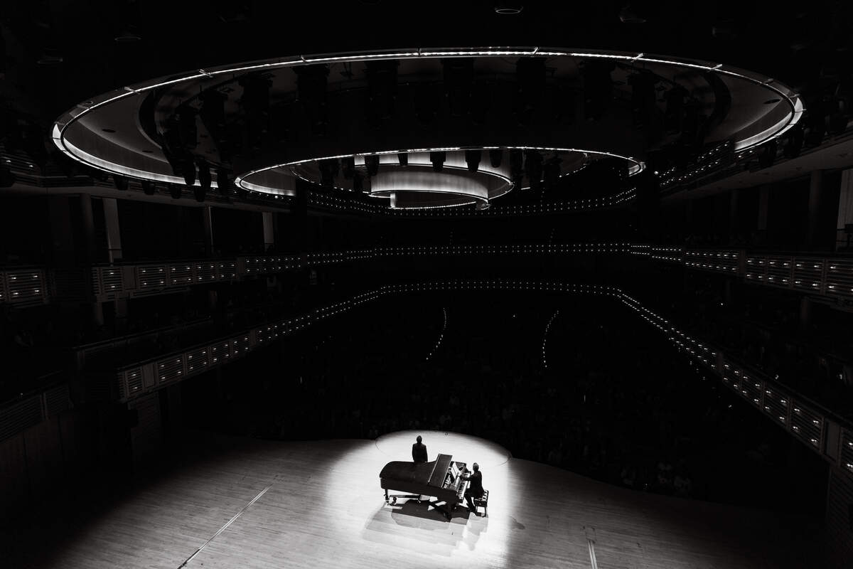 Juan Diego Flórez y Vincenzo Scalera (al piano), en el Knight Concert Hall del Arsht Center.