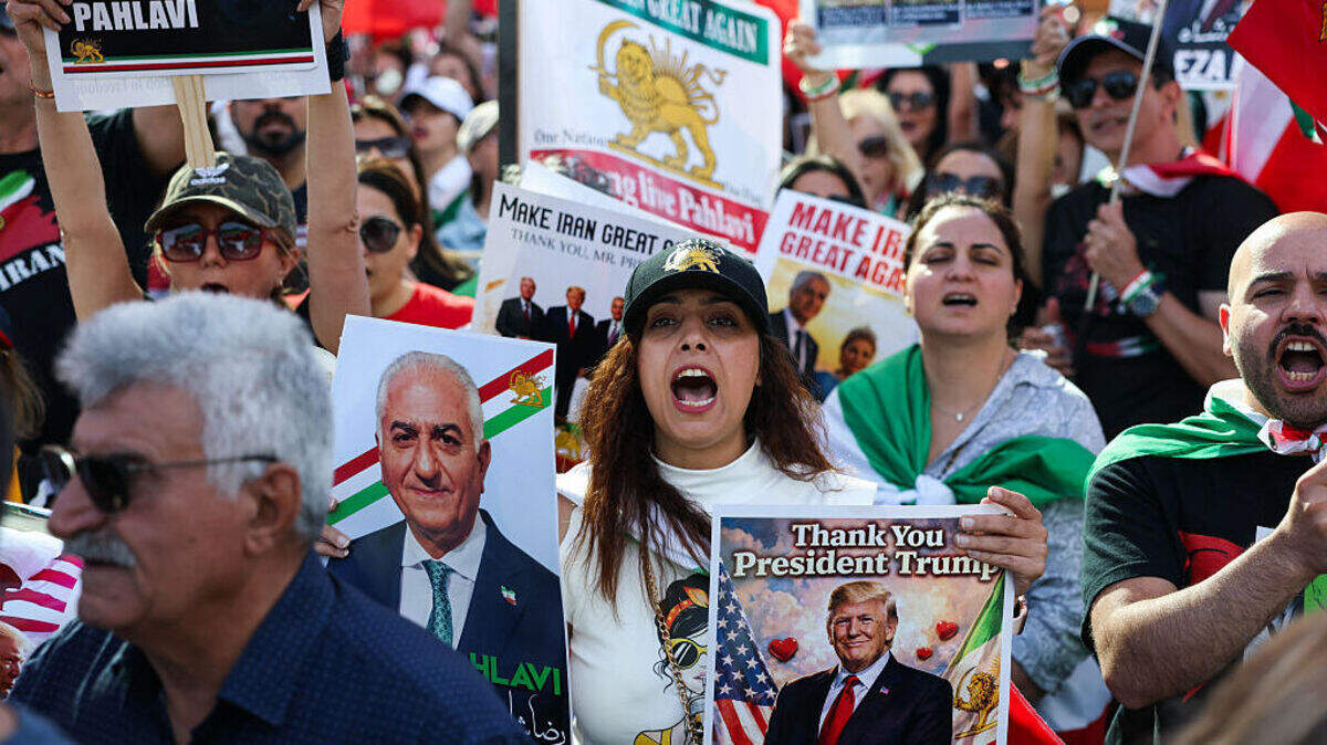 Cientos de personas sostienen carteles en respaldo de Reza Pahlavi, hijo del último sha de Irán, y del presidente de Estados Unidos, Donald Trump, mientras ondean banderas y cantan durante una protesta de la comunidad iraní en apoyo del cambio de régimen en Irán, frente al Edificio Federal Westwood en Los Ángeles, California, el sábado 7 de marzo de 2026.
