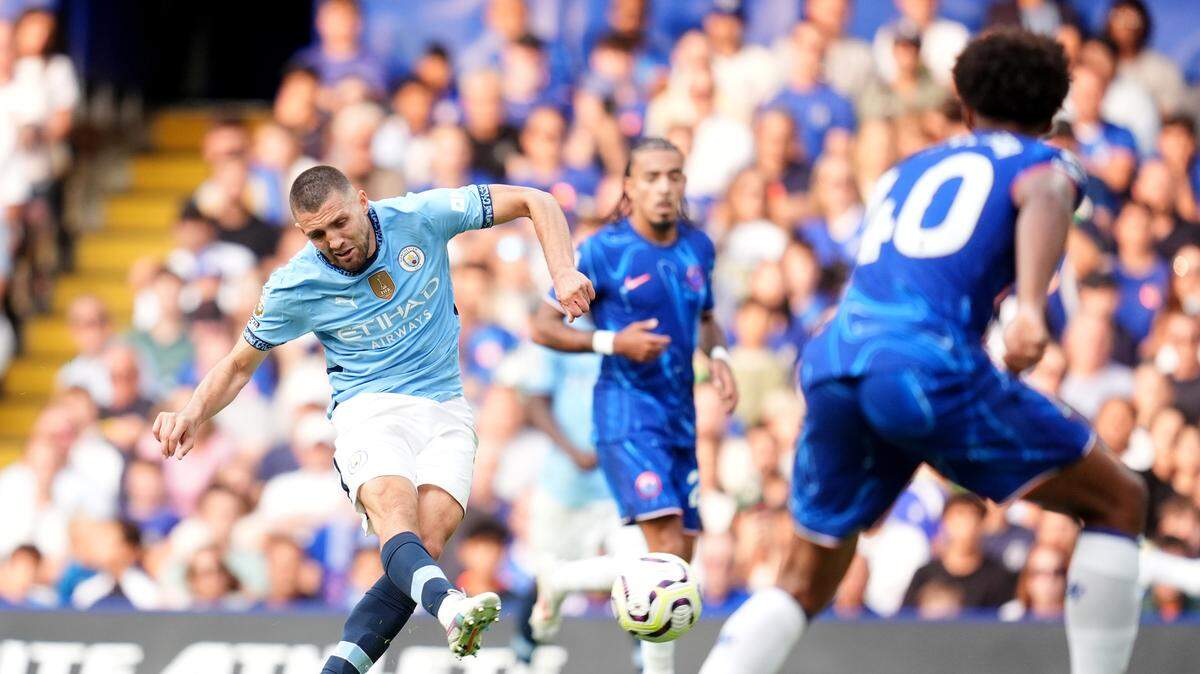 El  mediocampista del Manchester City Mateo Kovacic (izq.) anota un gol en el partido contra Chelsea en la liga inglesa, celebrado el 18 de agosto de 2024 en Londres.