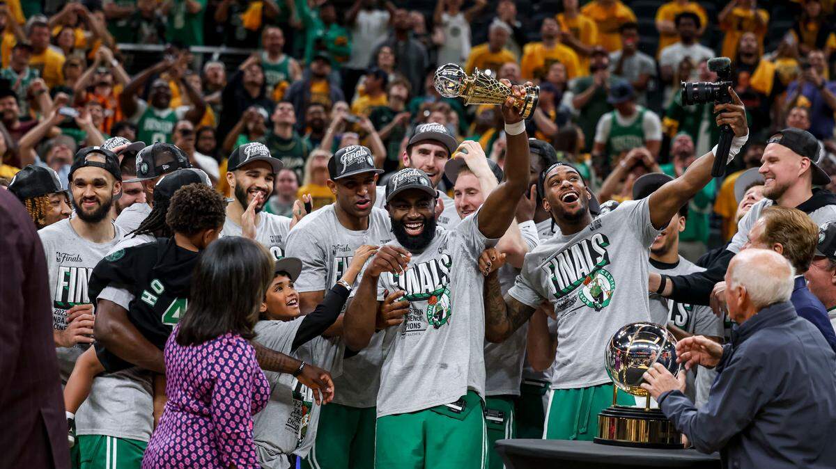 Jaylen Brown (centro) fue elegido el Jugador Más Valioso de las Finales de la Conferencia Este. El jugador brilló con 29 puntos y seis rebotes este lunes para los Celtics, que barrieron 4-0 a los Pacers de Indiana.