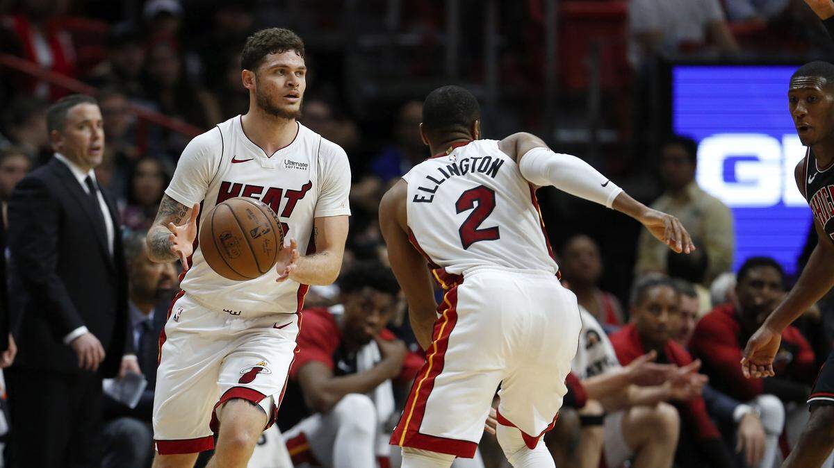 Wayne Ellington (2) le pasa la pelota a Tyler Johnson en un partido entre el Heat y los Bulls, el 30 de enero de 2019.