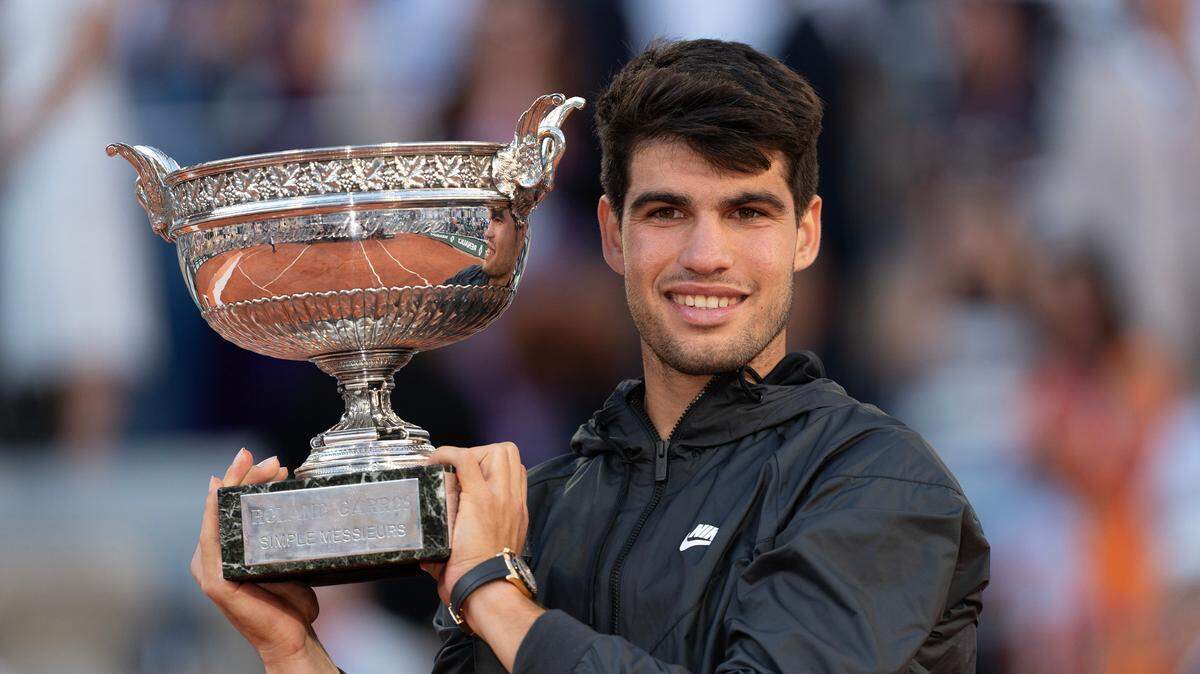 El tenista español Carlos Alcaraz derrotó al alemán Alexander Zverev en cinco sets y se proclamó campeón del Roland Garros por primera vez en su carrera, en el partido celebrado el 9 de junio de 2024 en París.