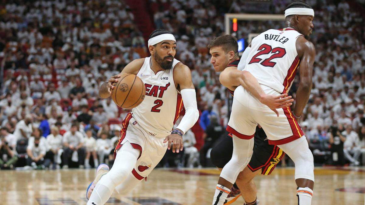 El jugador del Heat Gabe Vincent (izq.) entra al aro en el partido ante los Hawks de Atlanta, en el partido celebrado el 17 de abril de 2022 en Miami.