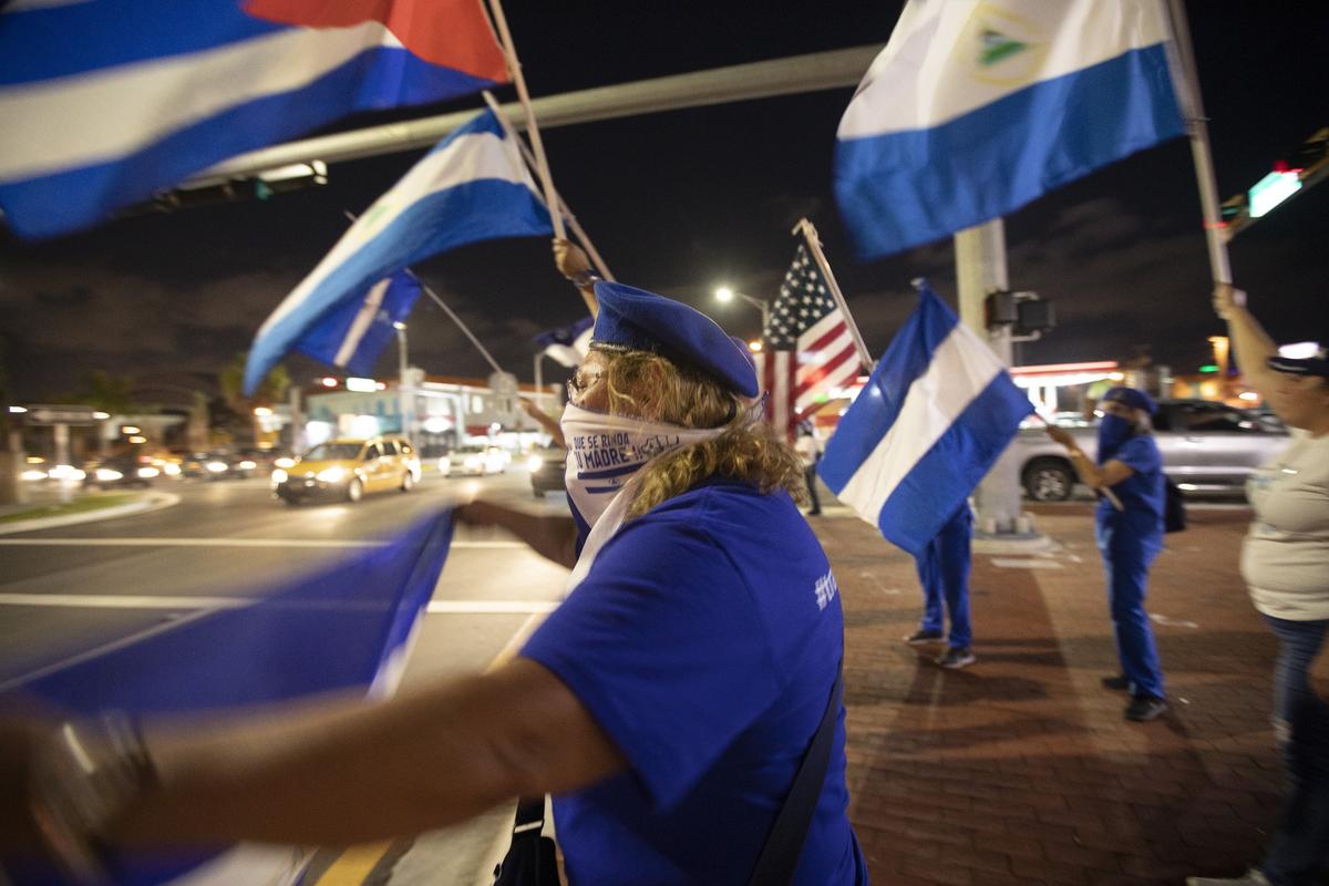 Algunos nicaragüenses protestan contra el régimen de Ortega en NW 17th Avenue y W Flagler Street, Miami, el viernes 15 de marzo de 2019. A veces son tan pocos como 10 pero a veces llega hasta 60 el número de manifestantes cerca del consulado de Nicaragua en Miami.