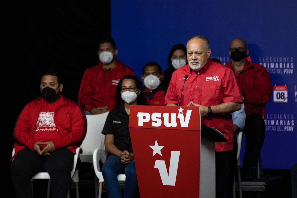 Diosdado Cabello, habla durante una conferencia de prensa en el Teatro Principal de Caracas, Venezuela, el 3 de agosto de 2021.